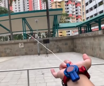 Genialny fan Spider-Mana stworzył prawdziwą wyrzutnię pajęczyn [WIDEO]