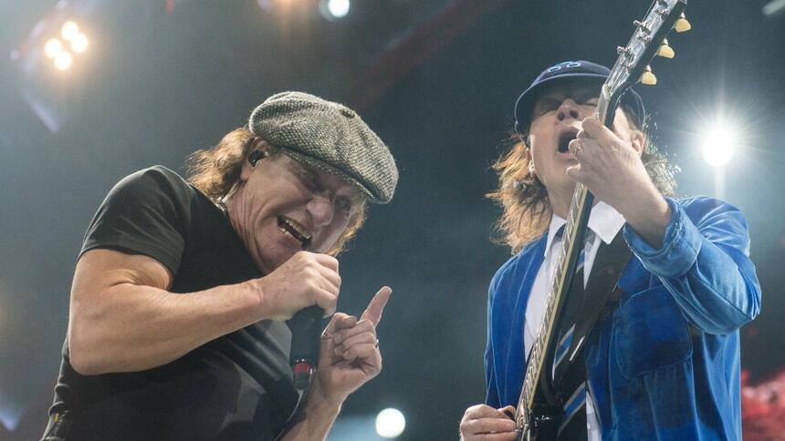 AC/DC odprawia mroczny rytuał w nowym klipie do