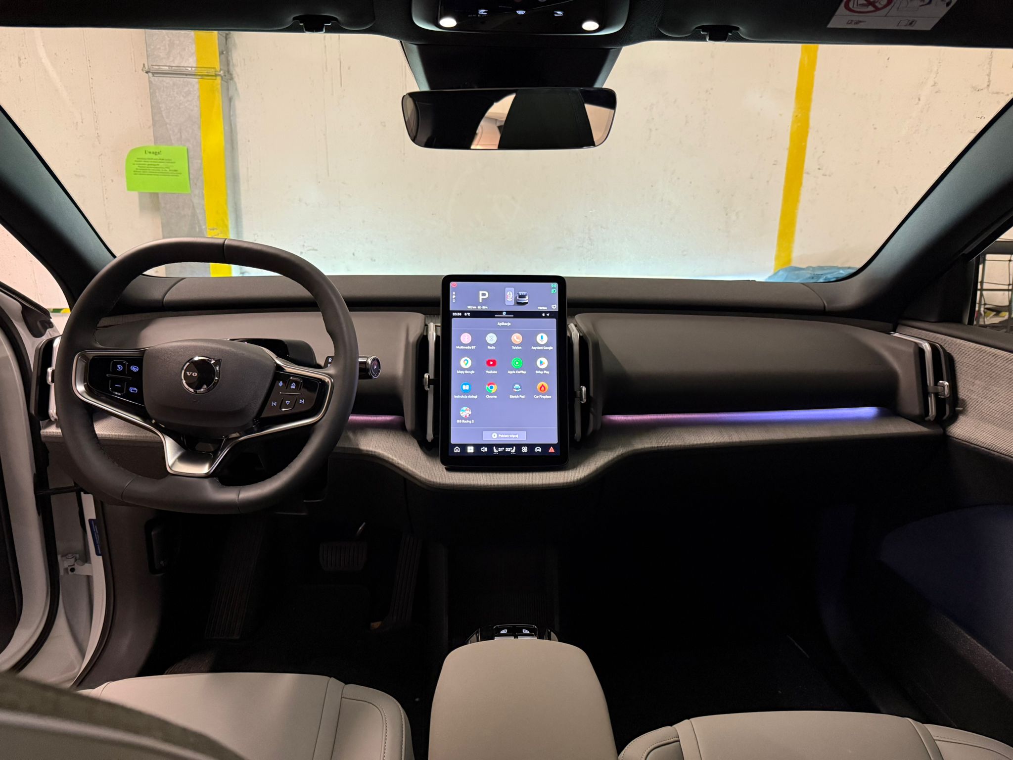 Auto nie posiada zegarów za kierownicą